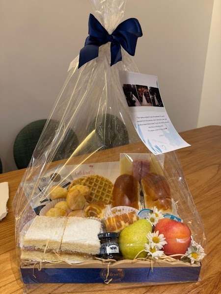 Celebra Presentes - Cesta de Café da Manhã e Flores